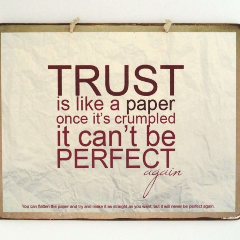 Πινακίδα "Trust is like a paper"