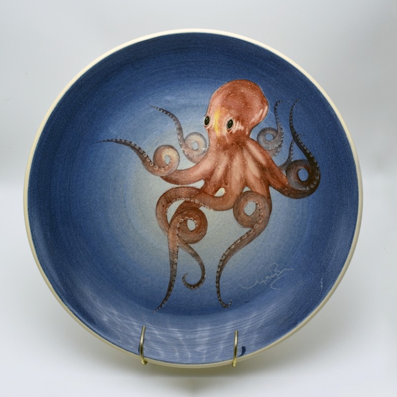 Πιάτο λευκός πηλός με χταπόδι σε μπλε φόντο