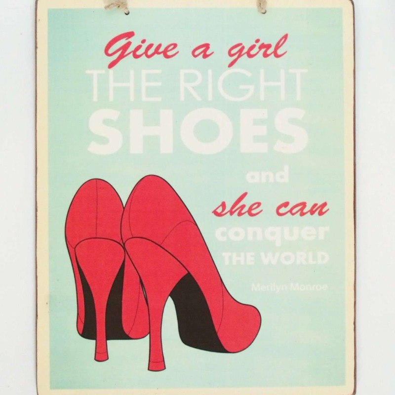 Πινακίδα "Give the girl the right shoes and she can conquer the world"