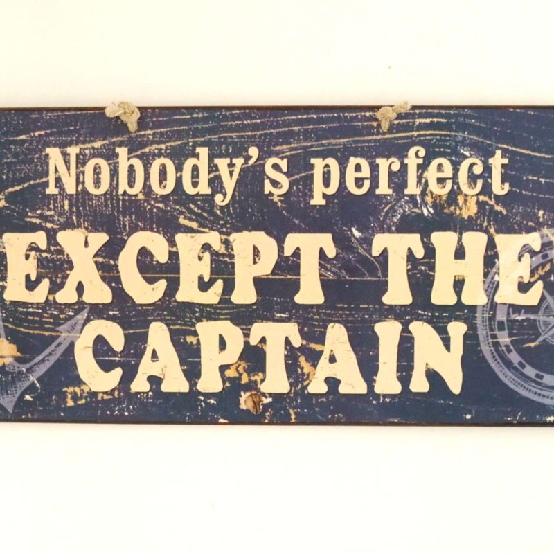 Πινακίδα "Nobody's perfect except the Captain"