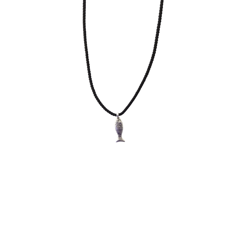 Κολιέ με ανάγλυφο ψάρι σε μαύρο κορδόνι