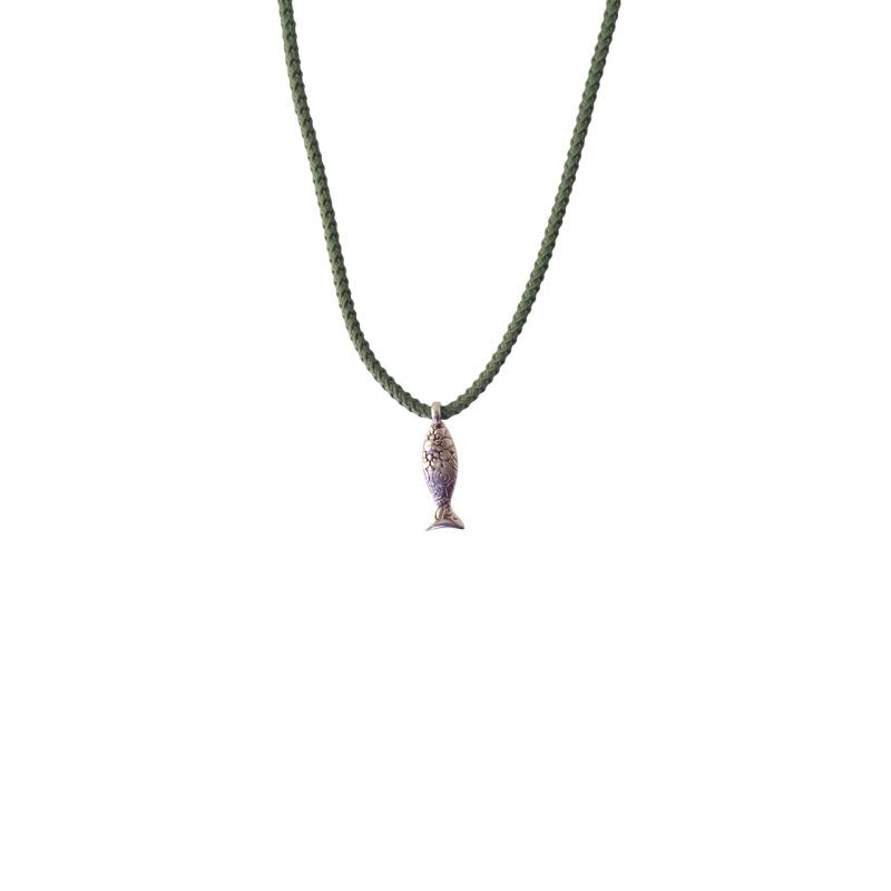 Κολιέ με ανάγλυφο ψάρι σε πράσινο κορδόνι