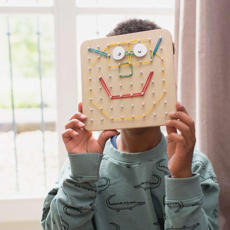 Ξύλινο παιχνίδι: Δημιουργικός πίνακας με λαστιχάκια