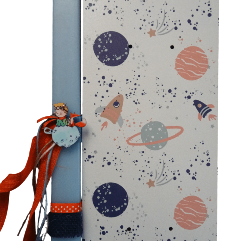 Λαμπάδα με μπρελόκ "Μικρός Πρίγκιπας" και ξύλινη βάση