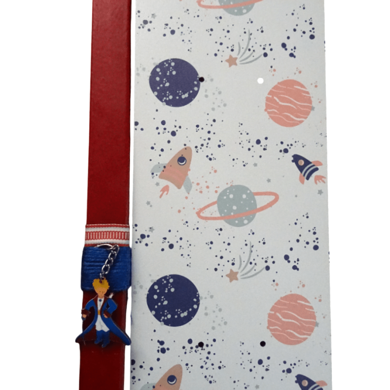 Λαμπάδα κόκκινη με μπρελόκ "Μικρός Πρίγκιπας" και ξύλινη βάση