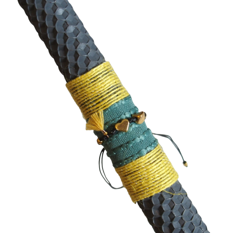 Λαμπάδα από γκρι κηρήθρα με βραχιόλι με καρδιά