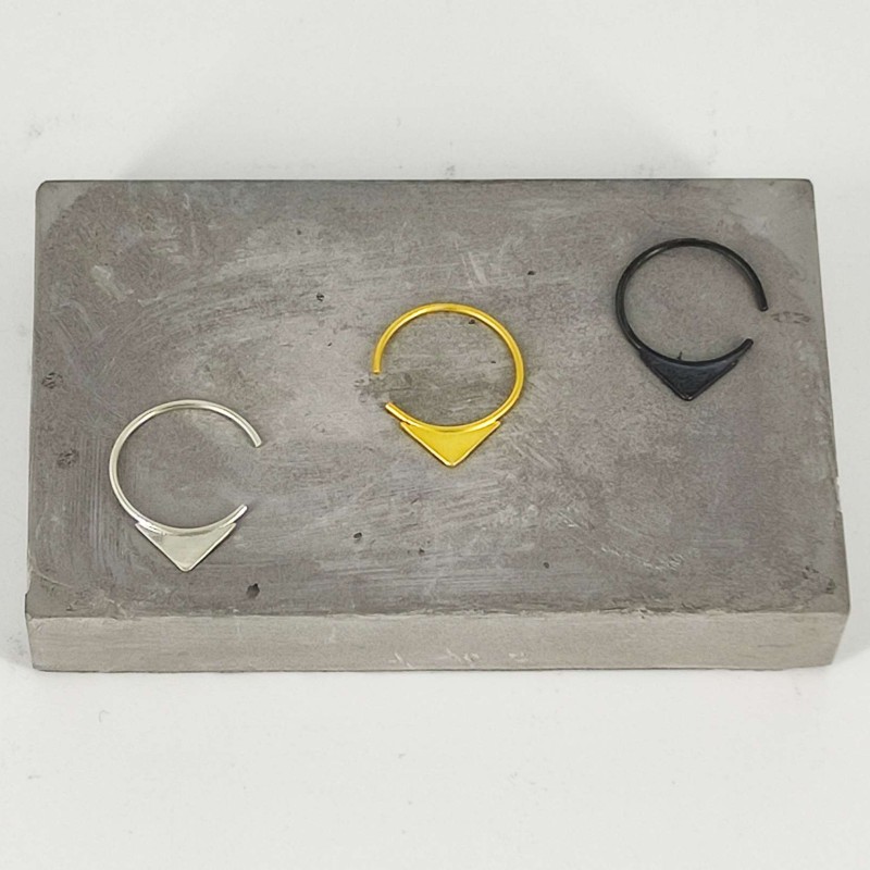 Mini single earrings τρίγωνο μικρό