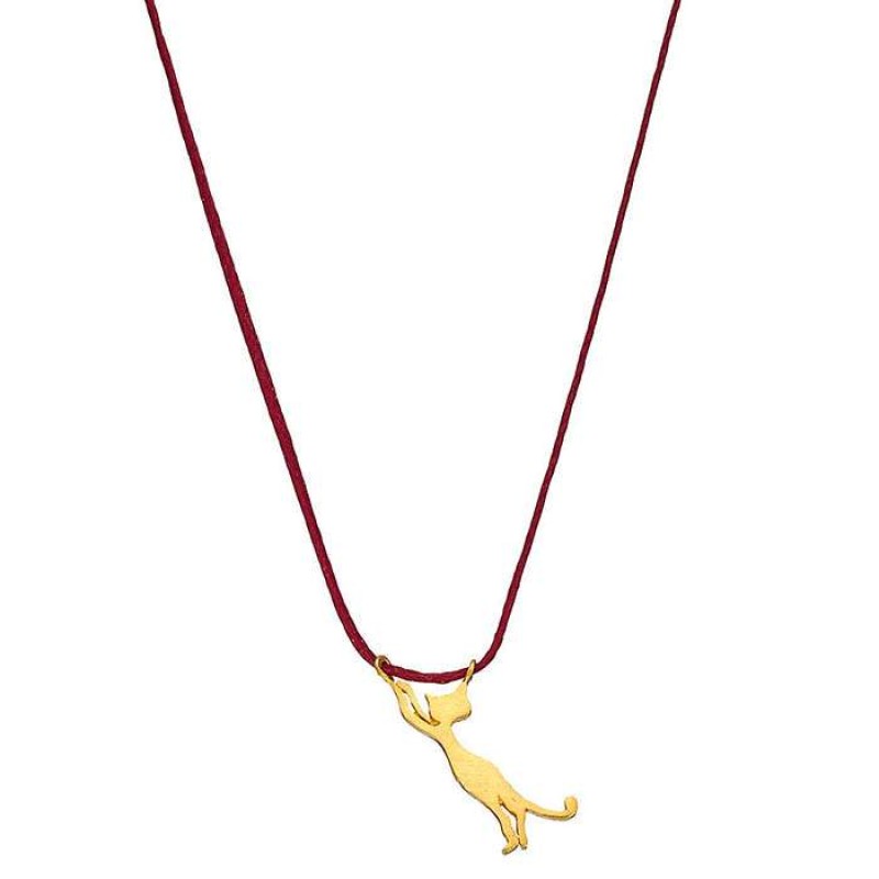 Κολιέ με επίχρυση γάτα τεντωμένη σε κόκκινο κορδόνι