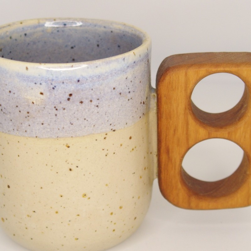 Κεραμική κούπα με ξύλινο χερούλι
