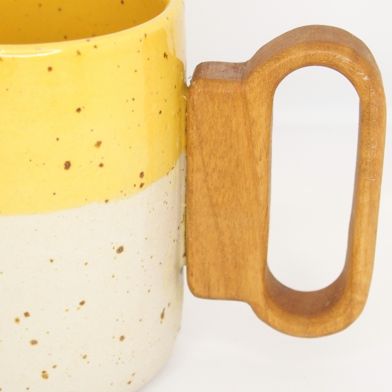 Κεραμική κούπα με ξύλινο χερούλι