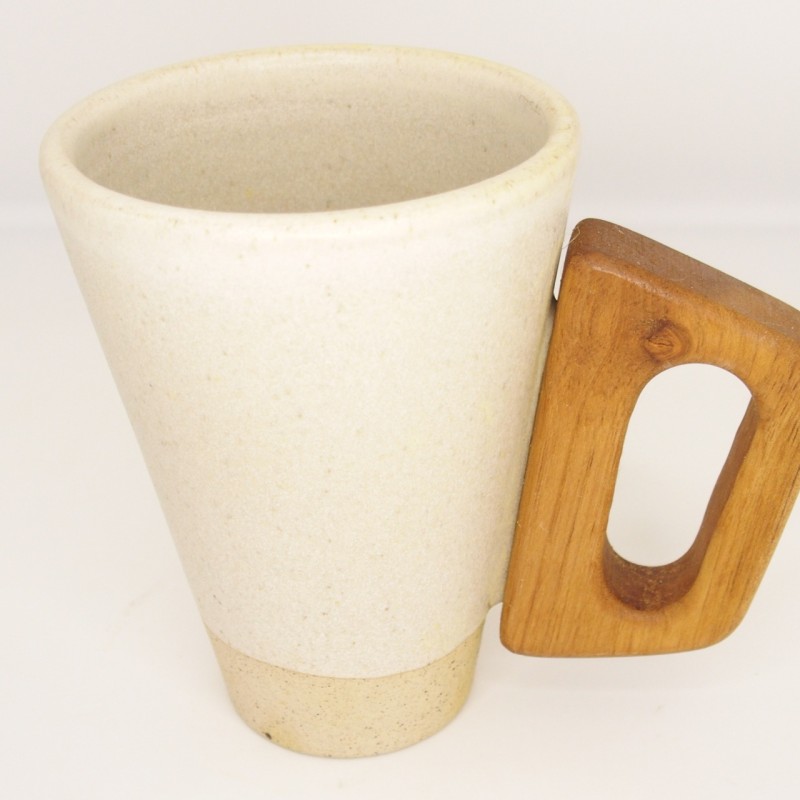 Κεραμική κούπα με ξύλινο χερούλι