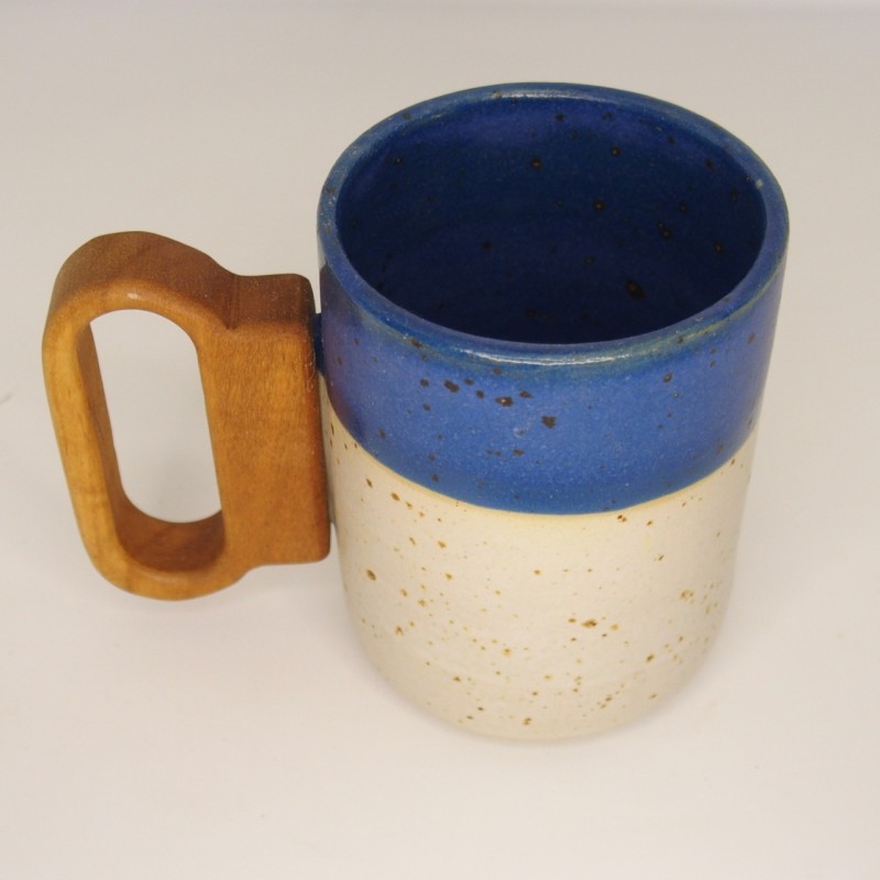 Κεραμική κούπα με ξύλινο χερούλι