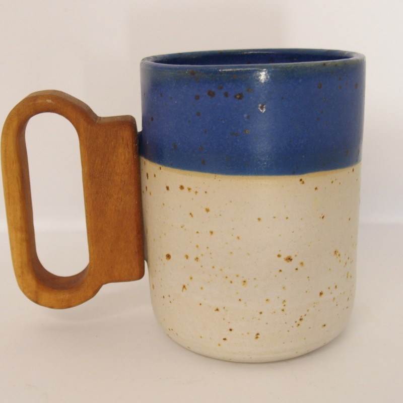 Κεραμική κούπα με ξύλινο χερούλι
