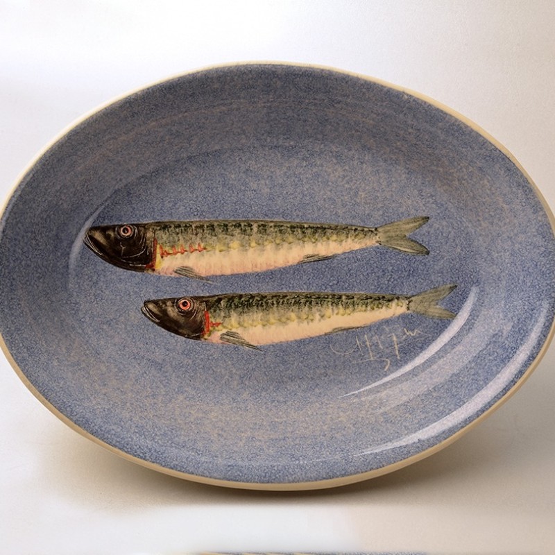 Πιατέλα οβάλ λευκός πηλός με σαρδέλα σε μπλε φόντο