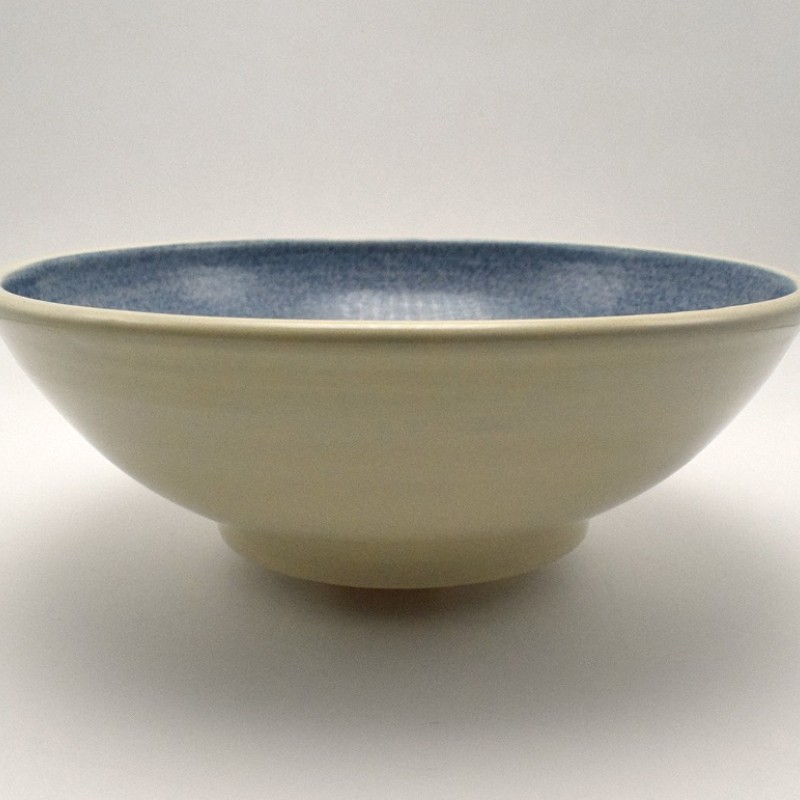 Μπολ λευκός πηλός με σαρδέλα σε μπλε φόντο