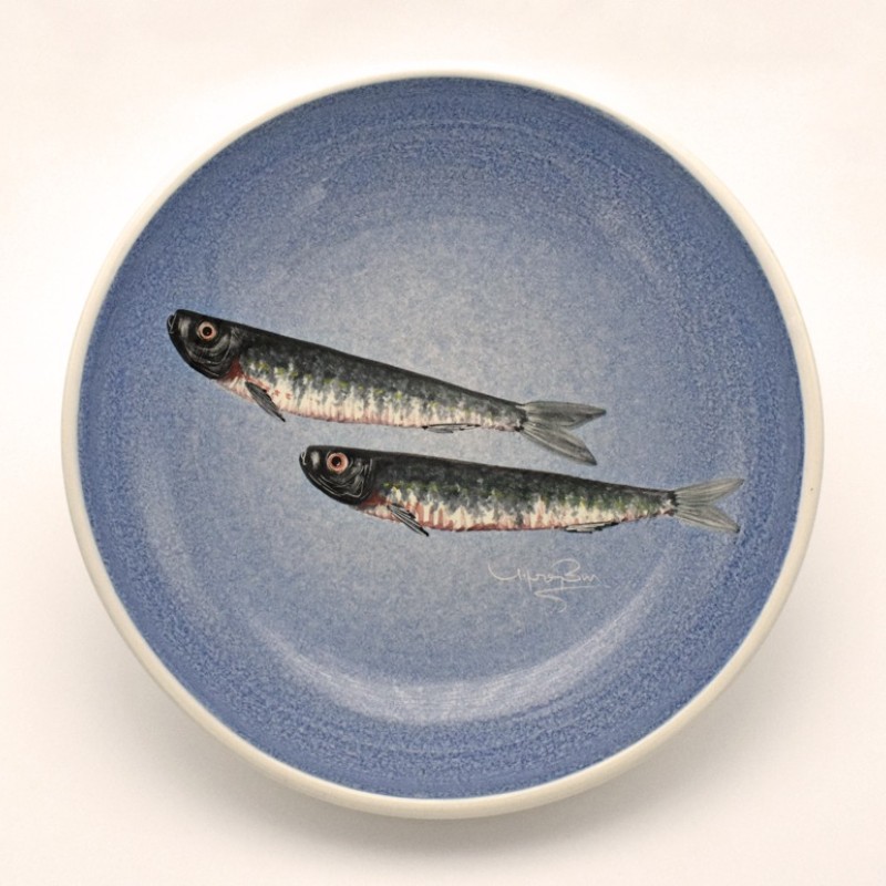 Μπολ λευκός πηλός με σαρδέλα σε μπλε φόντο